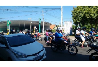 Carreata e buzinaço na manhã deste domingo em Adamantina, em apoio à greve dos caminhoneiros (Foto: Redes Sociais/Valter Luiz Sichieri).