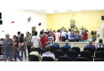 Velório segue na Câmara Municipal e sepultamento será às 9h30 desta segunda-feira  (Foto: Bastidores da Notícia)