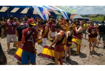A Associação Atlética Acadêmica de Medicina da UniFAI apresentou a bateria da agremiação aos candidatos antes da prova (Foto: Jhonas D. Zago Pires).