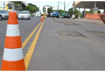 1 ano e meio depois, asfalto que era para ?durar 10 anos? recebe remendos na Via de Acesso (Foto: Acácio Rocha).