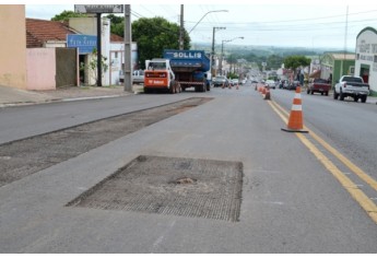 1 ano e meio depois, asfalto que era para ?durar 10 anos? recebe remendos na Via de Acesso (Foto: Acácio Rocha).