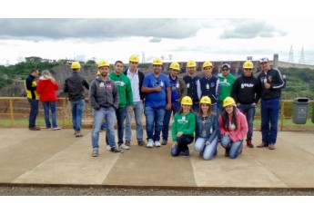 Alunos tiveram a oportunidade de conhecer as instalações internas da usina (Foto: Arquivo Pessoal).