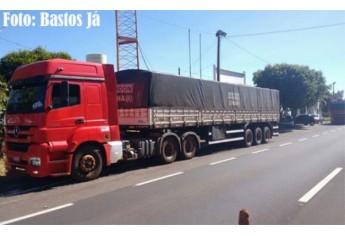 Apreensão de carretas foi neste domingo, na SP-294, em Tupã (Foto: Bastos Já).