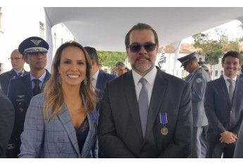 A juíza Ruth Duarte Menegatti e o presidente do STF, ministro Dias Toffoli, entre os 98 homenageados com a Medalha Brigadeiro Tobias (Foto: Acervo Pessoal).