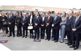 A juíza Ruth Duarte Menegatti com o presidente da Apamagis - Associação dos Magistrados de SP, Fernando Bartoletti e outros homenageados, na Academia do Barro Branco (Foto: Acervo Pessoal).