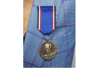 Medalha Brigadeiro Tobias, a mais alta condecoração da Polícia Militar do Estado de São Paulo, conferida à juíza Ruth Duarte Menegatti (Foto: Acervo Pessoal).