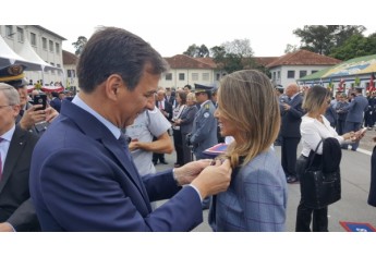 Entrega da medalha à juíza Ruth Menegatti foi feira pelo ex-comandante geral da PM Cel Nivaldo Restivo, atualmente integrante da Secretaria de Segurança Pública do Estado de São Paulo (Foto: Acervo Pessoal).