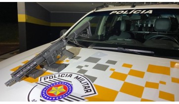 O fuzil e dois carregadores apreendidos pela Polícia Rodoviária com passageira, durante fiscalização a ônibus interestadual (Cedida).