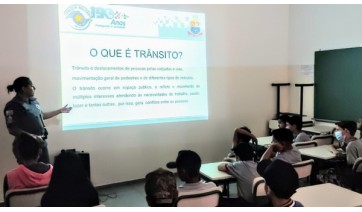 Palestra realizada para estudantes da Escola Estadual Professora Elmoza Antônio João (Divulgação/Polícia Militar).
