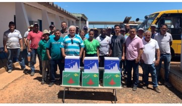 Entrega das cestas especiais de Natal (Divulgao/PM Maripolis).