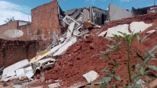 Muro desaba sobre trs casas em Osvaldo Cruz; Defesa Civil alertou antes e ningum se feriu