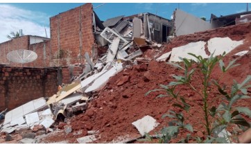 Muro desaba sobre três casas em Osvaldo Cruz; Defesa Civil alertou antes e ninguém se feriu