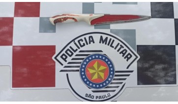 Faca com lâmina de coloração vermelha, usada no crime, apreendida pela Polícia Militar (Cedida/PM).