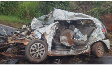 Colisão frontal entre carro e carreta mata condutor do automóvel em rodovia da região