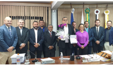 O homenageado e os vereadores da Camara Municipal de Lucelia (Cedida/PC).