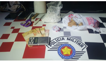 Drogas e outros materiais apreendidos pelos policiais em Luc?lia (Cedida/PM).