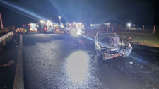 Em Martinópolis, carro bate em defensa metálica e depois pega fogo; cinco ocupantes se feriram 