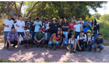 Estudantes de Adamantina plantam árvores nativas no Parque Caldeira