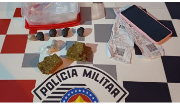 Droga e aparelho celular apreendidos com a passageiras (Cedida).