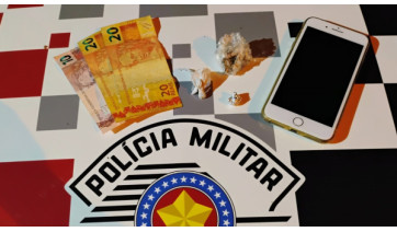 Droga, dinheiro e celular apreendidos (Cedida/PM).