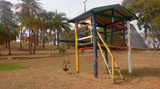 Prefeitura de Adamantina retira parque infantil de madeira da Praça Euclydes Romanini 