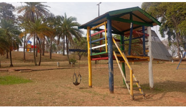 Prefeitura de Adamantina retira parque infantil de madeira da Praça Euclydes Romanini 