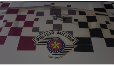 Barra de ferro usada no roubo e o oculos levado da vitima, recuperado pelos policiais (Cedida/PM).