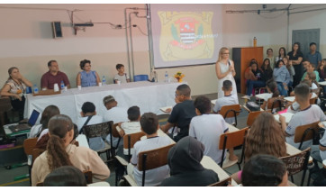 Delegada alerta estudantes sobre riscos do bullying e cyberbullying em Adamantina