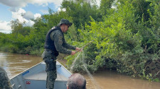 Polícia Ambiental flagra idoso com redes de pesca proibidas no Rio Aguapeí, em Lucélia