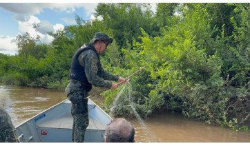 Polícia Ambiental flagra idoso com redes de pesca proibidas no Rio Aguapeí, em Lucélia