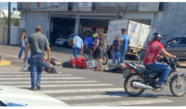Dois ficam gravemente feridos em colisão entre motos no centro de Adamantina 