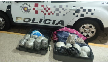 Bolivianas são presas pela PM na rodoviária de Junqueirópolis com 17 kg de maconha em duas malas 
