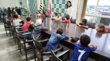 Alunos da Emef Teruyo visitam Prefeitura e Câmara durante atividade sobre os Três Poderes