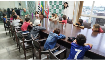 Alunos da Emef Teruyo visitam Prefeitura e Câmara durante atividade sobre os Três Poderes