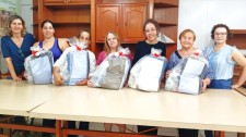 Participantes do curso de costura avançada do Fundo Social recebem kits de materiais
