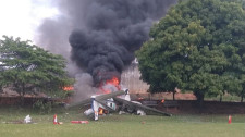 Avião de pequeno porte cai perto do aeroporto de Marília e pega fogo: duas pessoas morrem