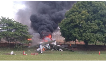 Avião de pequeno porte cai perto do aeroporto de Marília e pega fogo: duas pessoas morrem