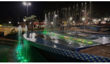 Fonte luminosa da Praça Élio Micheloni volta a funcionar em Adamantina