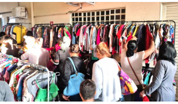 Fundo Social de Adamantina promove Arara Solidária para retirada gratuita de roupas e calçados