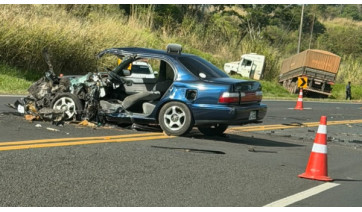 Mulher fica gravemente ferida após colisão entre carro e carreta na SP-294, em Tupã