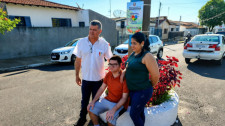 Adamantina instala placas que identificam participantes da campanha de adoção de canteiros