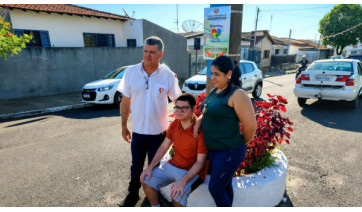 Adamantina instala placas que identificam participantes da campanha de adoção de canteiros
