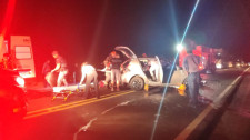 Ultrapassagem em local proibido provoca grave acidente com três carros e nove feridos na região