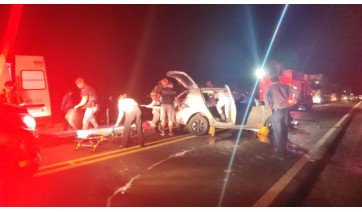 Ultrapassagem em local proibido provoca grave acidente com três carros e nove feridos na região