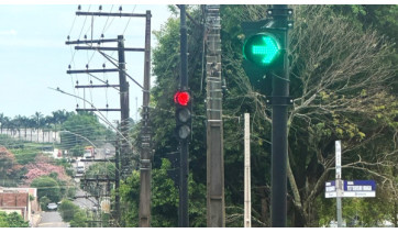 Semáforo na Rio Branco x Rua Tetsushi Haga ganha reforço de sinalização para direita livre 