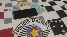 Homem é preso por tráfico de drogas após abordagem da PM e apoio de canil 
