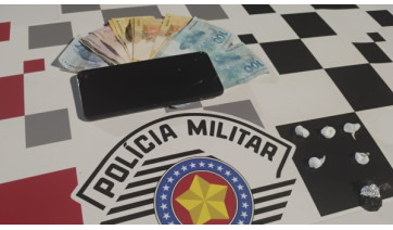 Homem é preso por tráfico de drogas após abordagem da PM e apoio de canil 