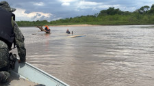 Polícia Ambiental resgata dois pescadores após naufrágio no Rio Aguapeí, em Pacaembu