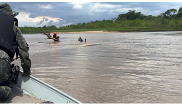 Polícia Ambiental resgata dois pescadores após naufrágio no Rio Aguapeí, em Pacaembu
