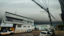 Manhã escurece rapidamente e provoca apreensão em moradores de Adamantina